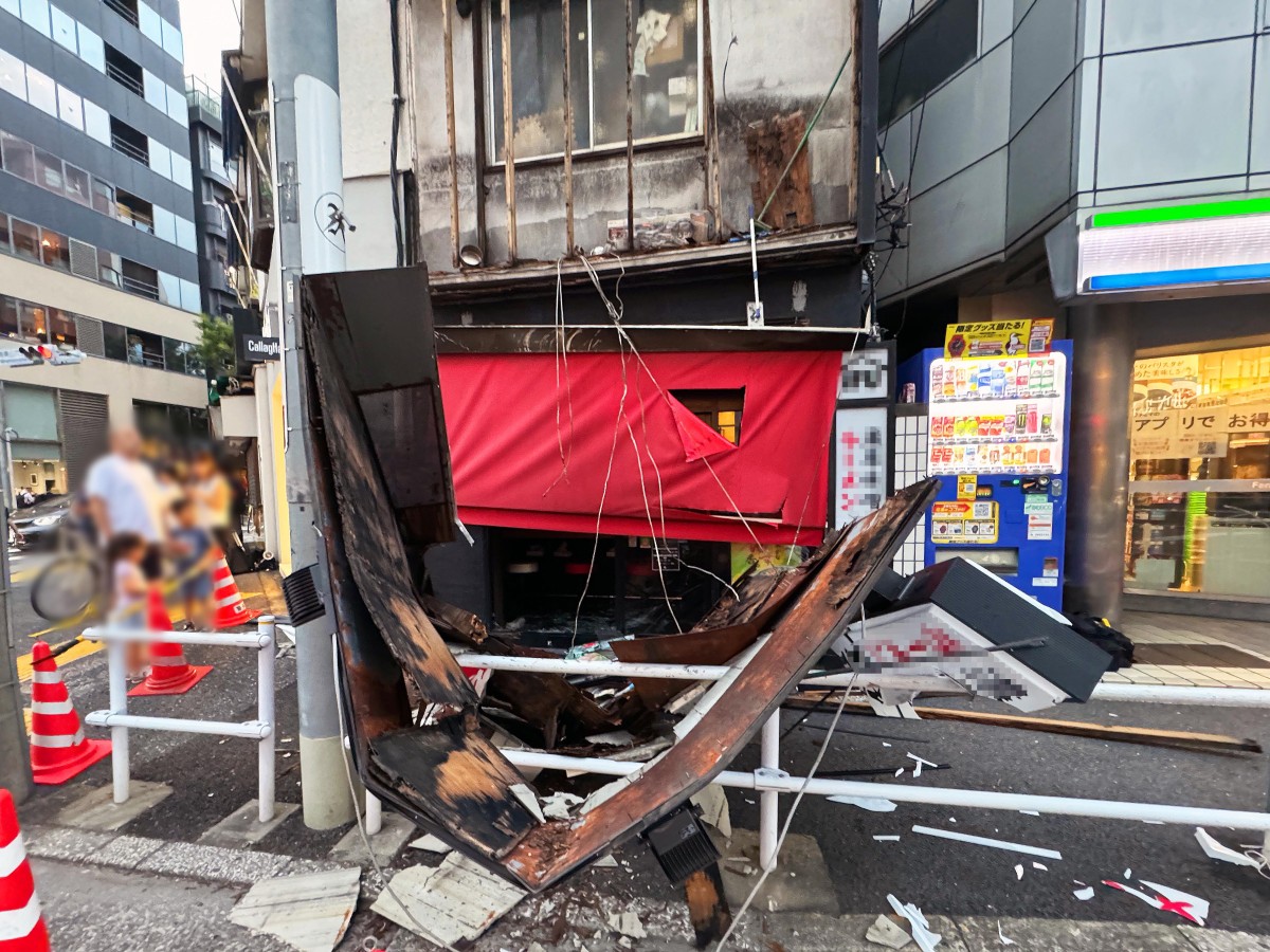 南青山看板落下