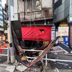 南青山看板落下