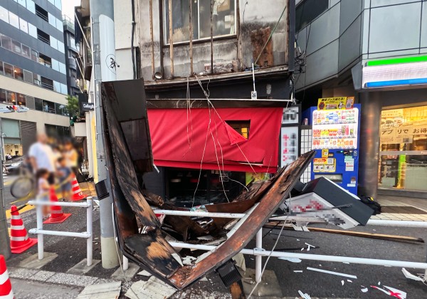 南青山看板落下