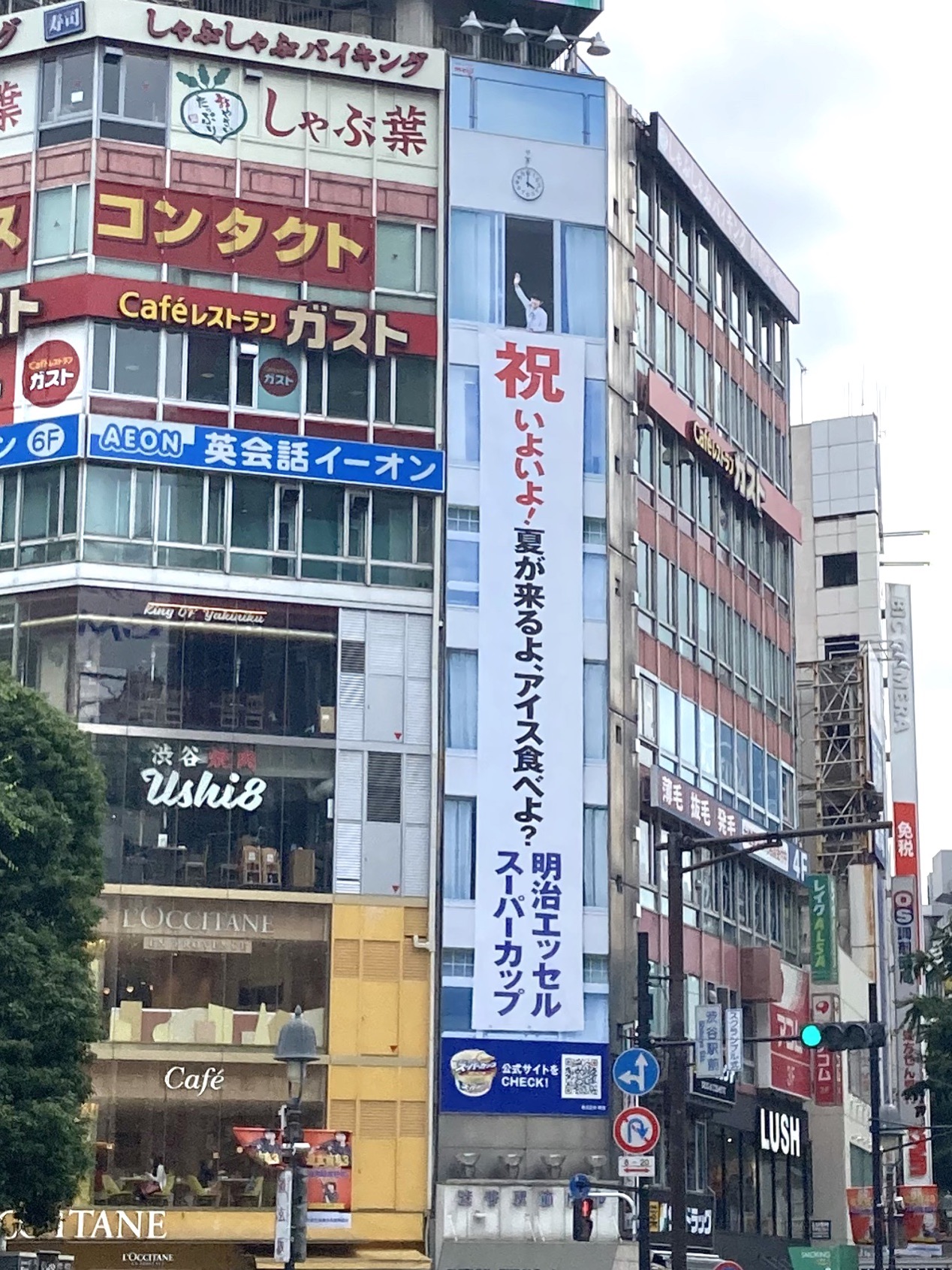 明治 アイスがおいしい夏の到来を祝う垂れ幕風の屋外広告を掲出 サイン ディスプレイ業界の専門メディア Sign News Site By総合報道